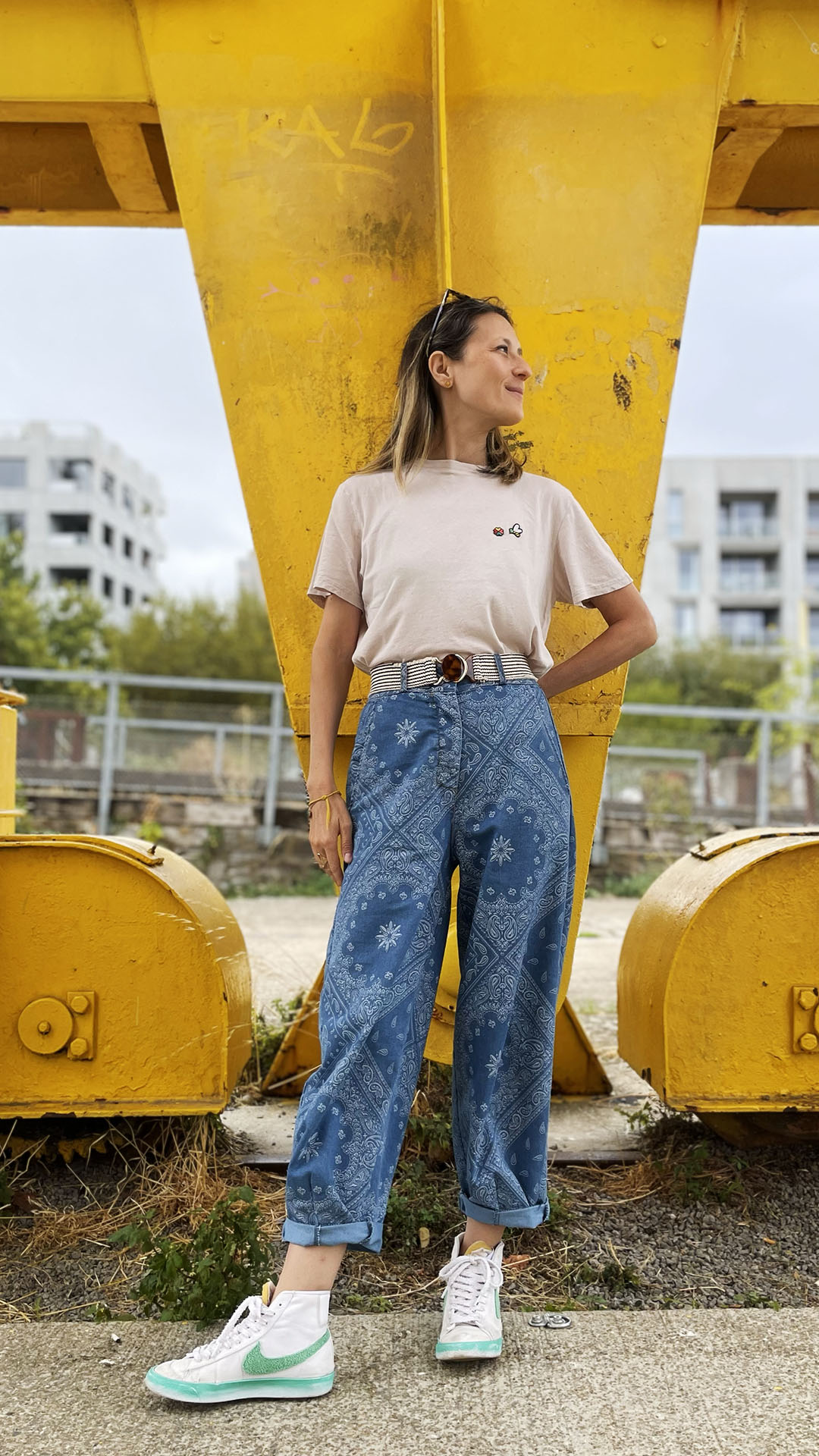 portrait devant la grue jaune à Nantes